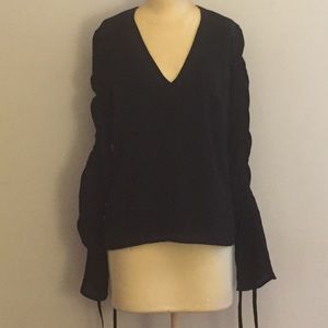 Black blouse C/ Meo Collective.